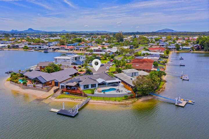 4 bedroom with large water frontage and pool gallery image 3