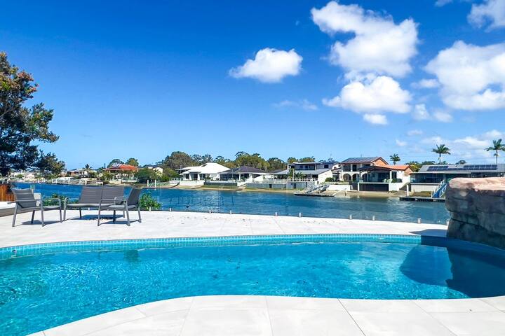 4 bedroom with large water frontage and pool gallery image 2