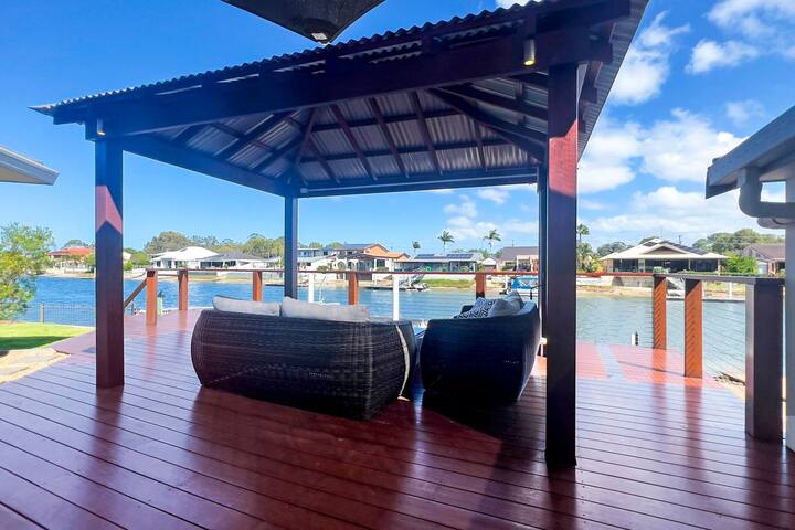 4 bedroom with large water frontage and pool gallery image 4