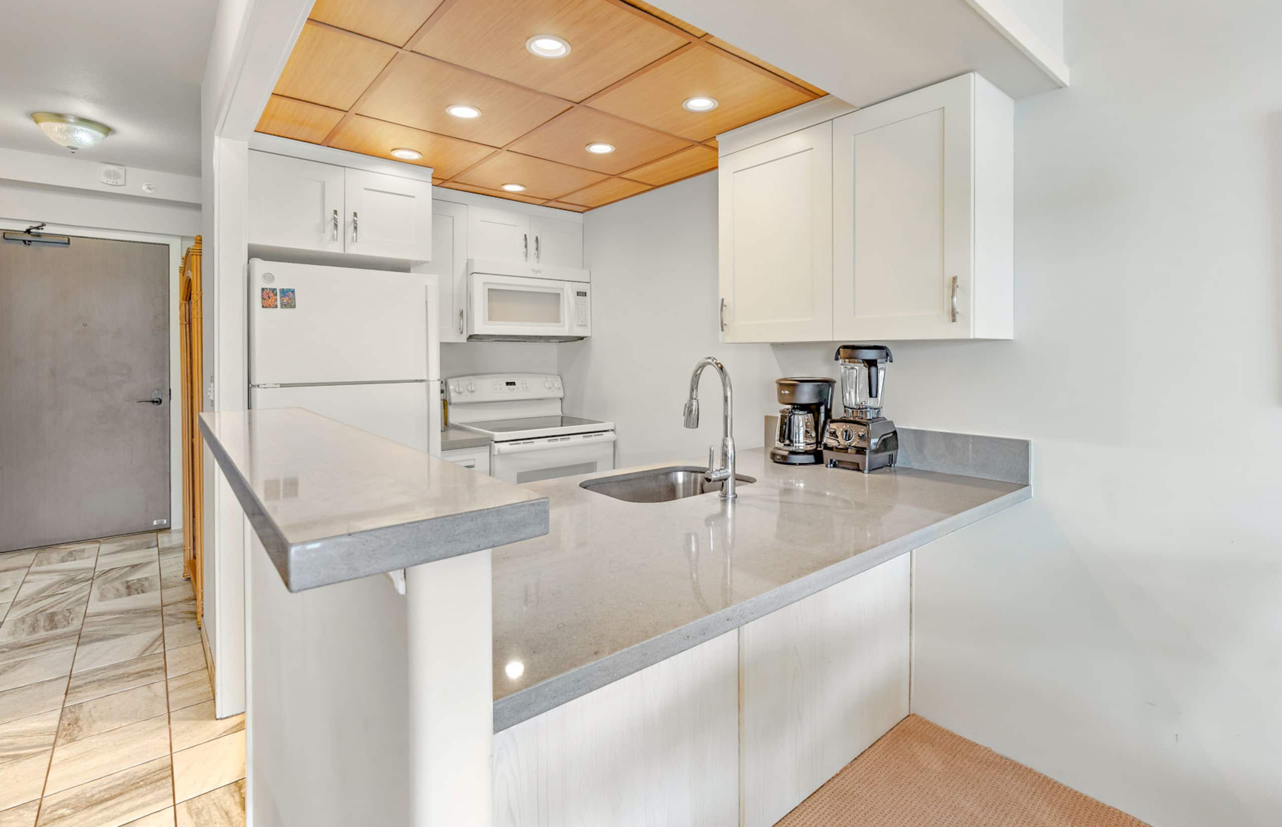 Condo in Lahaina · ★4.95 · Studio · 2 beds · 1 bath - Image 6