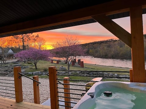 Lakefront with private hot tub & amazing lake view