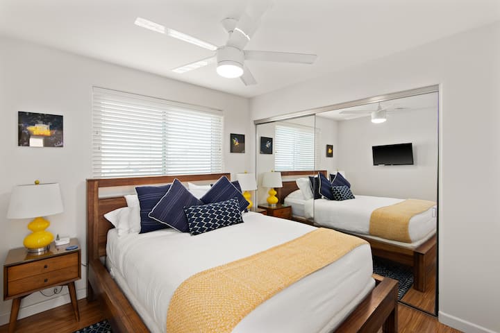 Mysigt gästrum med dubbelsäng och smakfulla möbler