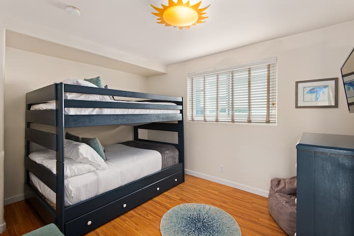 Trevligt tredje sovrum med våningssängar och enkel rullstol, perfekt för barn eller ytterligare gäster