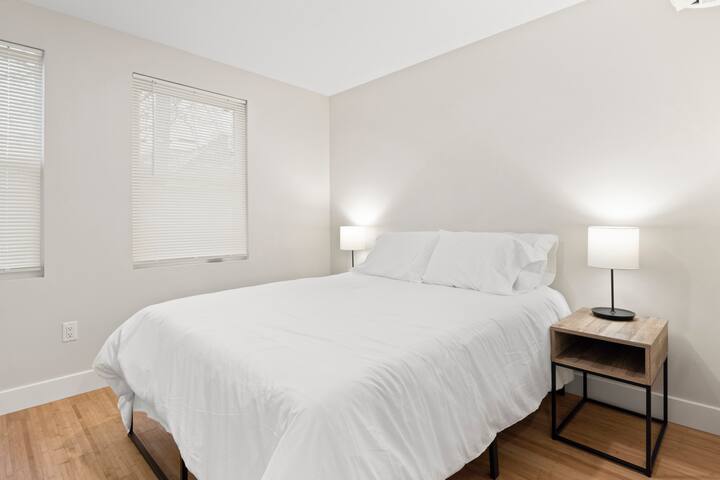 Naša spálňa je ideálnym miestom na oddych a oddych. Ponúka všetko pohodlie domova a dokonalú atmosféru pre pokojný nočný spánok.