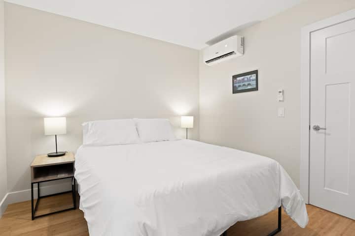 Naša spálňa je ideálnym miestom na oddych a oddych. Ponúka všetko pohodlie domova a dokonalú atmosféru pre pokojný nočný spánok.