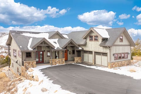 Views, Ski, Golf! 6 BDR, 13 Beds, Hot Tub!