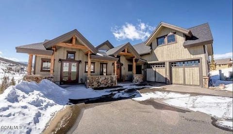 Views, Ski, Golf! 6 BDR, 13 Beds, Hot Tub!