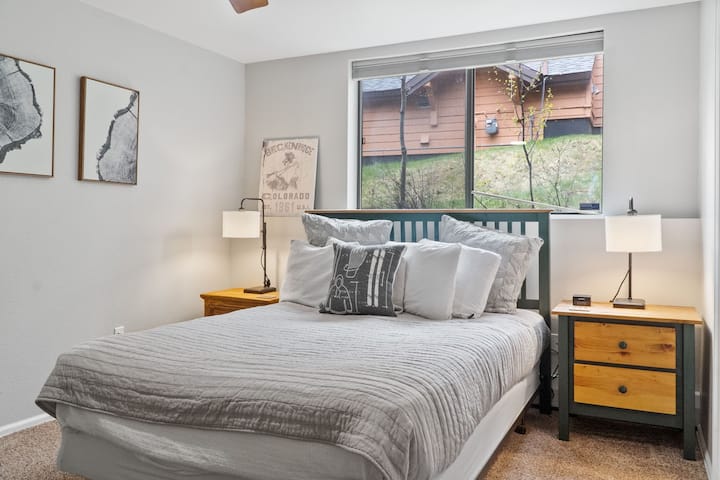 Დედოფლის საძინებელი ქვედა დონეზეა. მასში არის ტელევიზორი, სამუშაო მაგიდა და ჯეკისა და ჯილის სააბაზანო.