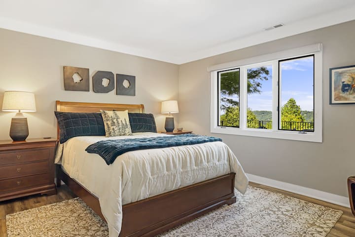 Nivel inferior - Dormitorio cuatro - Cama tamaño queen con vistas a la montaña