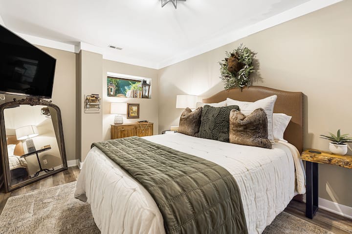 Nivel inferior - Dormitorio tres - Cama tamaño queen con TV inteligente