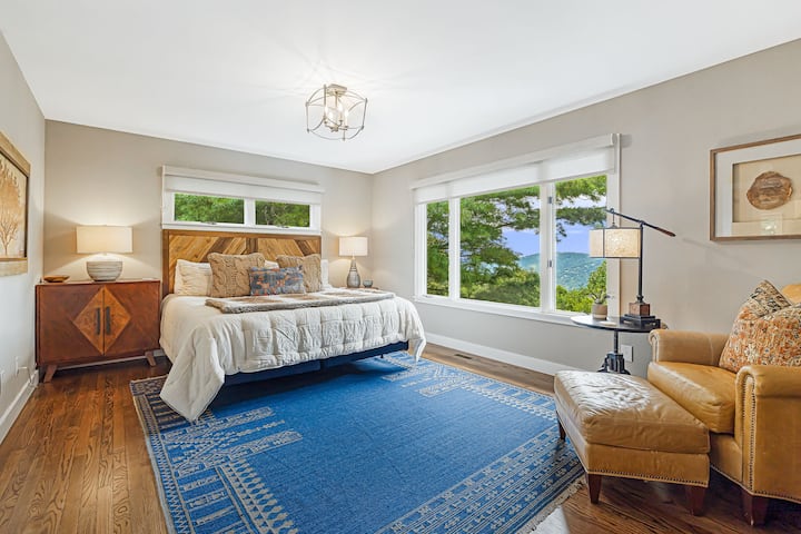 Nivel principal - Suite principal/dormitorio uno - Cama king con vistas a la montaña