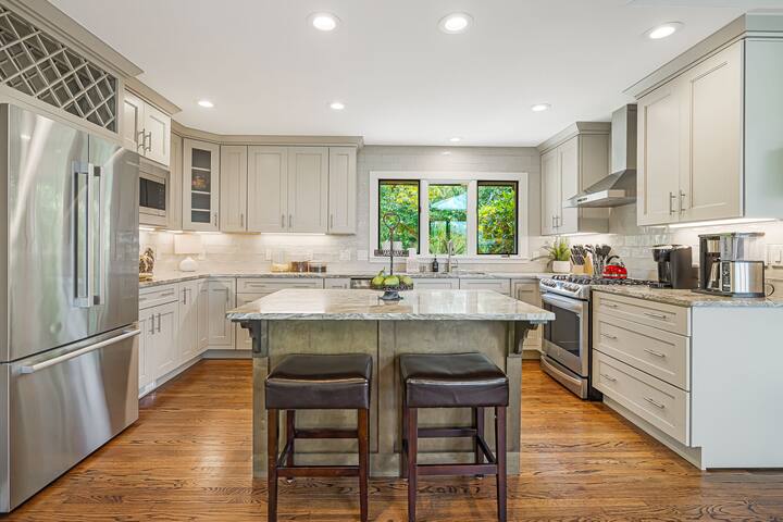 Pet-Friendly Luxe + Biltmore Pass (Near AVL) gallery image 3