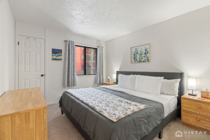 La chambre 2 dispose d'un lit king size confortable, offrant une retraite reposante pour une nuit de sommeil paisible.