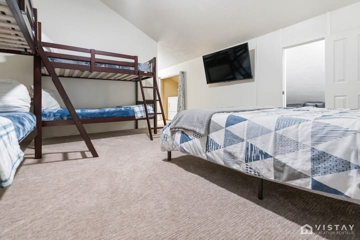 Beaucoup d'espace pour les voyageurs supplémentaires, avec des options de couchage confortables et une atmosphère chaleureuse pour que tout le monde se sente comme à la maison