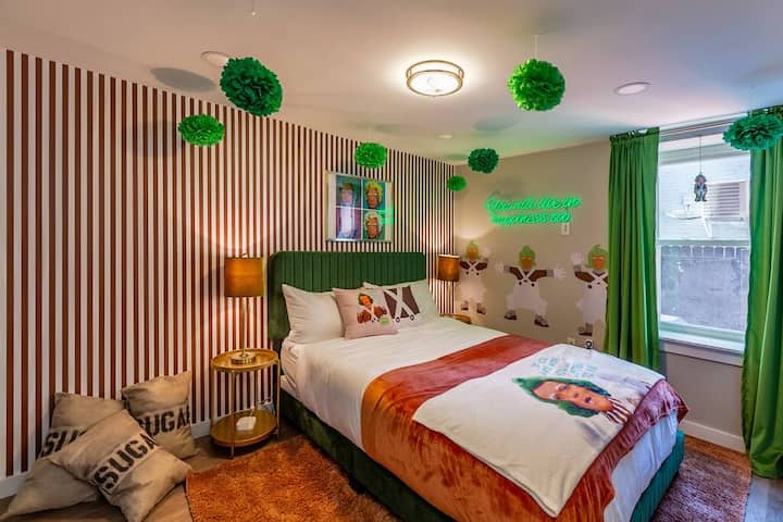 Თქვენც ბედნიერებით იცხოვრებთ ჩვენს Oompa Loompa Queen Suite-ში.  Მოაქციეთ 12-დუიმიანი გამაგრილებელი გელის მეხსიერების ქაფის ლეიბი, პროფესიონალურად დასუფთავებული თეთრეული საბნით და ორი არაგაბარიტული ლუქს-კლასის გელის ბალიში.  Ნომერში არის უსბ დამტენი სადგური.