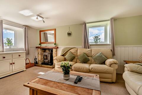 Magpie cottage w pool in North Yorkshire
