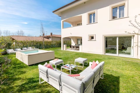 Exclusive Prato Villa in Tuscany with Pool & Gym
