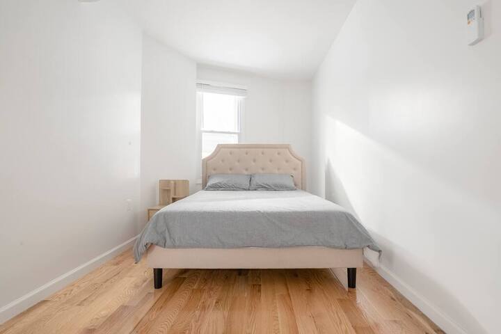 Third sleeping area with a platform bed