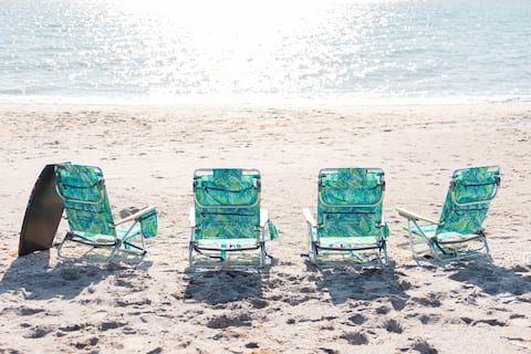 "Lost Loon" Oceanfront Cottage by Roxy Rentals