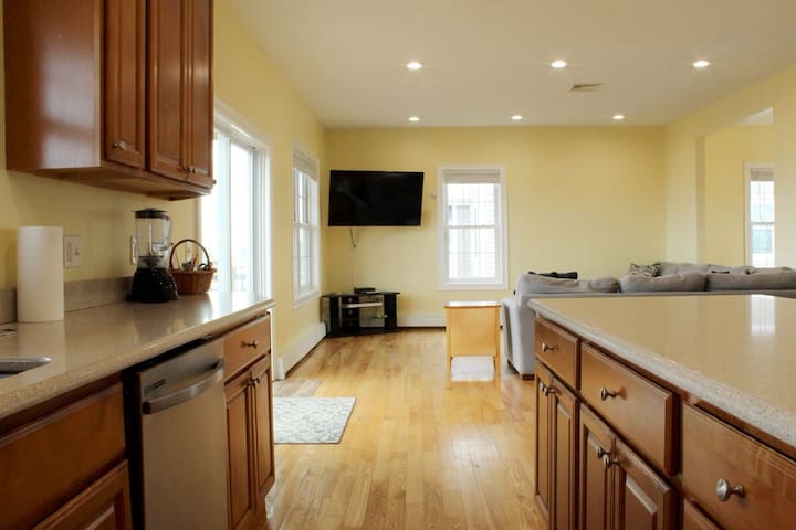 Multi-Deck views of Scarborough walk to the Beach gallery image 4