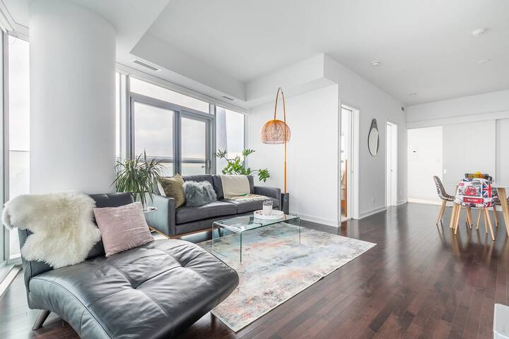 Corner Suite with Panoramic Lake & CN Tower View gallery image 2