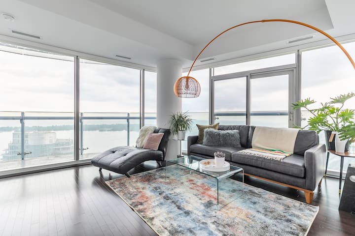 Corner Suite with Panoramic Lake & CN Tower View