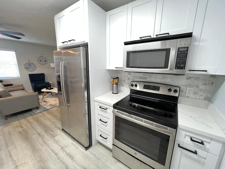 Fabulous Chic, Dog-friendly Villa Steps From Drive - Wilton Manors, FL
