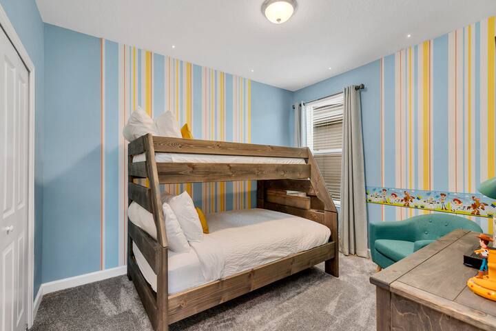 غرفة نوم مريحة في البيت في كيسيمي فلوريدا - غرفة نوم تحت عنوان قصة لعبة توفر سرير بطابقين مع سرير مزدوج وسرير واحد في الأعلى - مصممة بعناية للراحة والأناقة - مسكن حميمي مع لمسة من الرقي