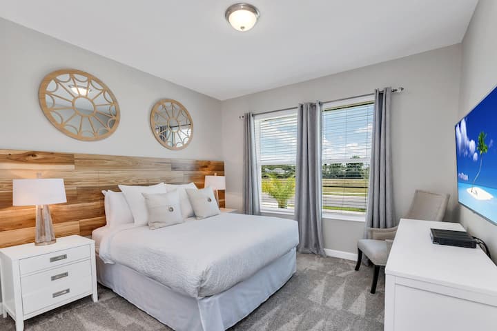 غرفة نوم ساحرة في البيت في كيسيمي فلوريدا - ملاذ مريح مع سرير مزدوج فاخر، مثالي للاسترخاء - إطلالات خلابة من نافذة غرفة النوم - تلفاز ذكي لمشاهدة برامجك أو أفلامك المفضلة