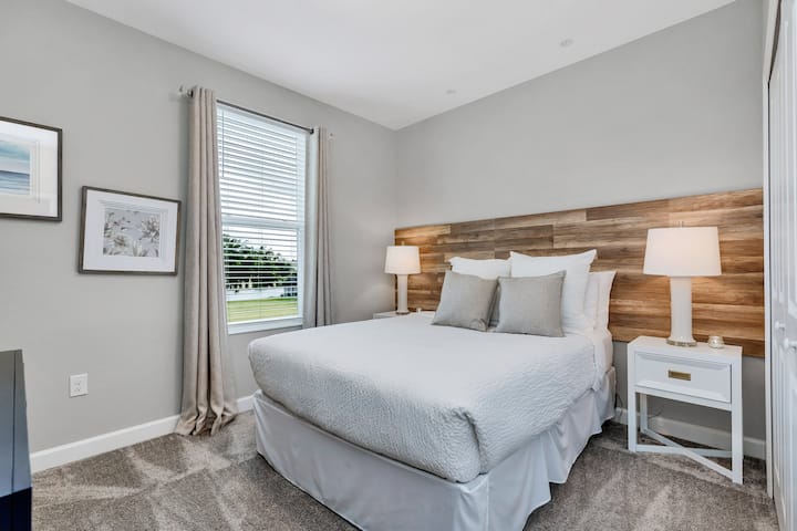 غرفة نوم هادئة في البيت في كيسيمي فلوريدا - غرفة نوم مصممة بعناية تتميز بأثاث عملي وأنيق - سرير مزدوج مريح - ملاذ هادئ لغرفة النوم لليالي المريحة