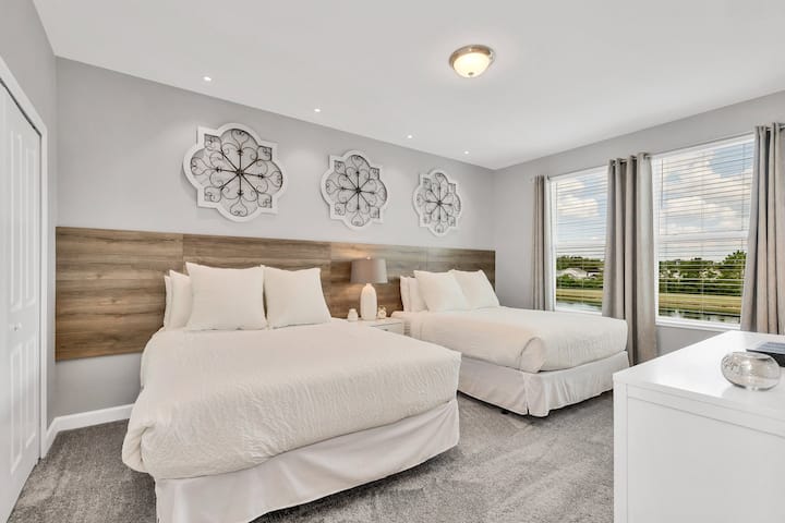 غرفة نوم مريحة في البيت في كيسيمي فلوريدا - تحتوي على سريرين مزدوجين - غرفة نوم مجهزة تجهيزًا جيدًا بألوان محايدة لجو هادئ - تلفزيون ذكي ونيتفليكس
