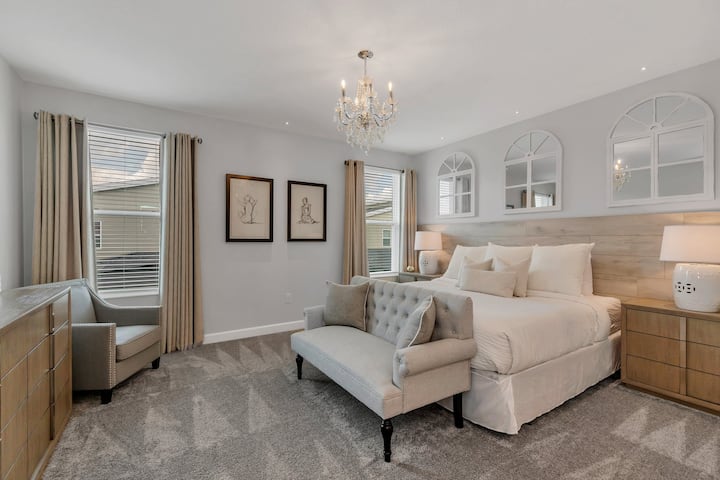 غرفة نوم فاخرة في البيت في كيسيمي فلوريدا - غرفة نوم واسعة توفر الراحة والأناقة - سرير مزدوج مريح لليالي المريحة - أنيق مزخرف ومقاعد لمزيد من الراحة - جو جذاب مصمم لنوم مريح