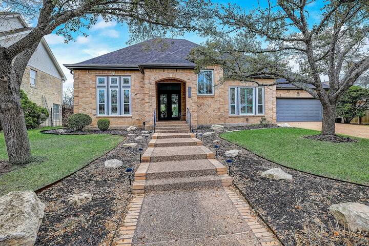 3BR dog-friendly home with pool, fenced yard, W/D gallery image 2