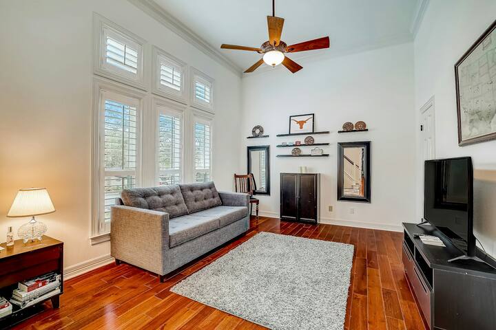 3BR dog-friendly home with pool, fenced yard, W/D gallery image 5