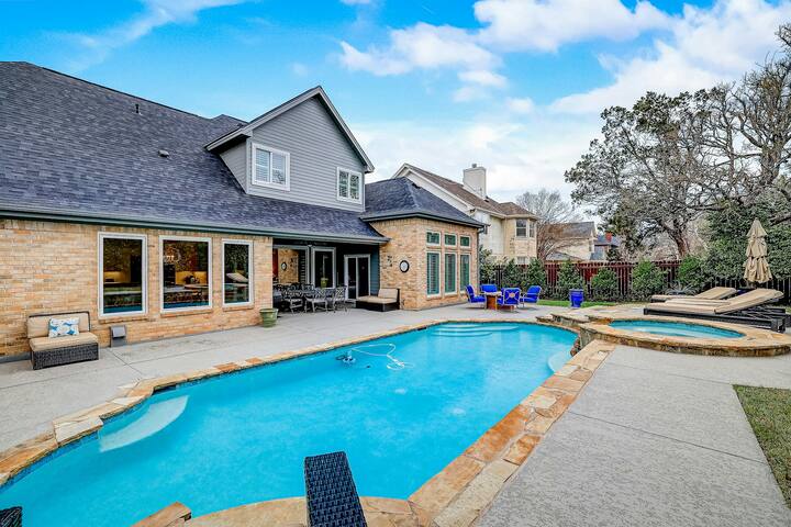 3BR dog-friendly home with pool, fenced yard, W/D gallery image 3