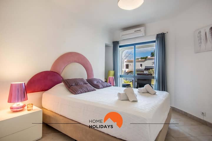 מיטה זוגית עם ראש מיטה מרופד, מיזוג אוויר, גישה למרפסת