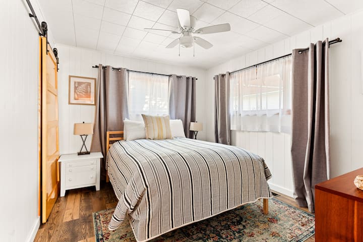 El segundo dormitorio con una cama tamaño queen.