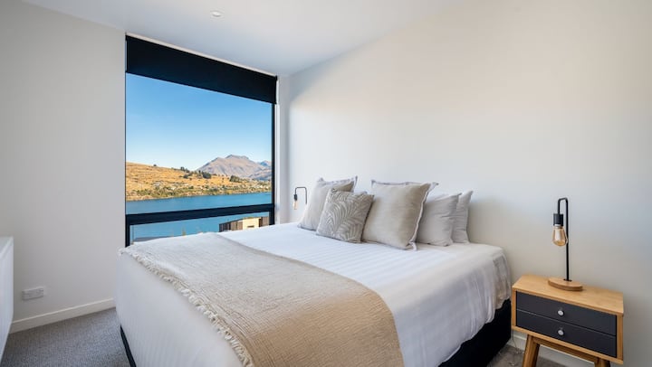 Das dritte Schlafzimmer verfügt über ein luxuriöses Kingsize-Bett, das Flexibilität und Komfort sowie eine moderne Einrichtung und eine ruhige Atmosphäre für erholsamen Schlaf bietet.