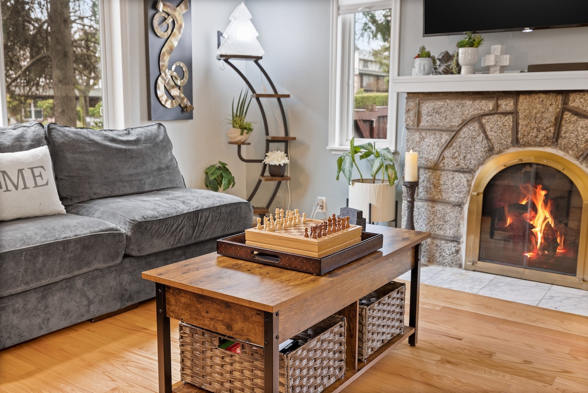 Მოკალათდით პლუშის დივანზე და დააგემოვნეთ ცხელი ჭიქა კაკაო ან კარგი წიგნი გაზის მყუდრო ბუხრის ამ მიმზიდველი გარემოს გვერდით. 