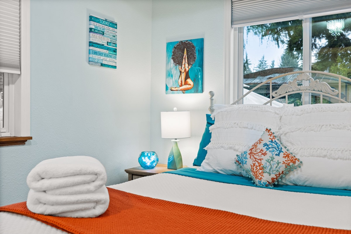 Გემოვნებით მოწყობილი ოთახი გამოირჩევა საკმარისი სივრცით და გიწვევთ განტვირთვისა და განტვირთვისთვის. Დედოფლის ეს საძინებელი გთავაზობთ მშვიდ დასვენებას მშვიდი ძილისთვის.