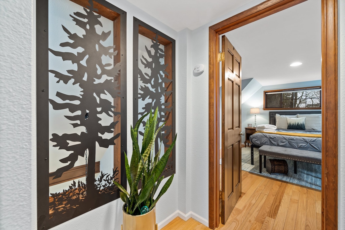 Კეთილი იყოს თქვენი მობრძანება ლოფტში „ხეზე“ და შეიგრძენით ლოფტის თანამედროვე ხიბლი ამ განსაცვიფრებელი სივრცით, რომელიც ინდუსტრიულ დიზაინს თანამედროვე ელეგანტურობასთან ერწყმის.