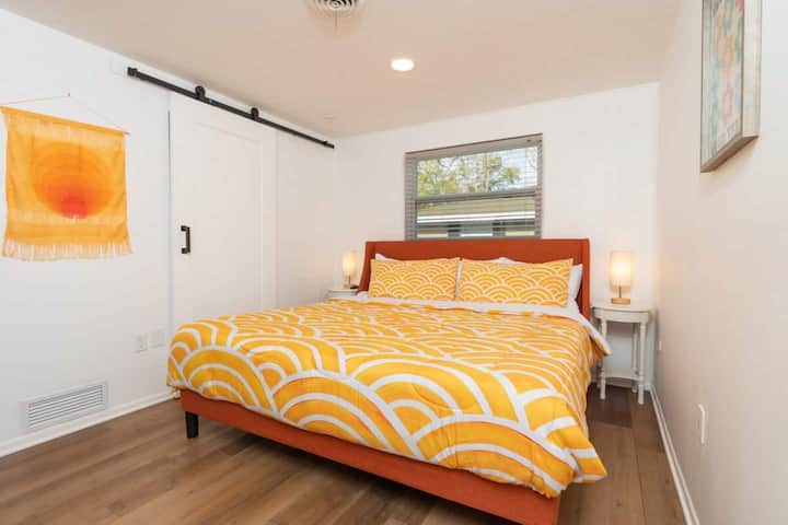 King Suite yenye LEDTV ya inchi 43.