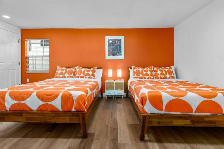 Chumba kikubwa cha kulala chenye vitanda 2 vya ukubwa wa kifalme na televisheni ya 43"ya LED.