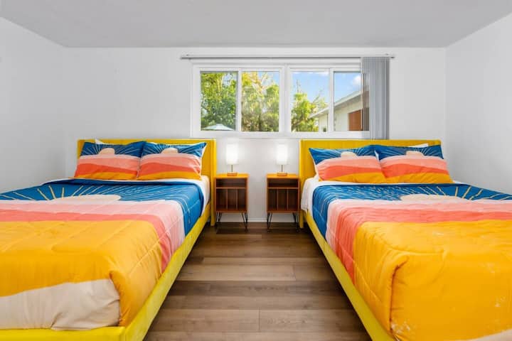 Chumba hiki cha kulala kina nafasi ya kutosha hata ikiwa na vitanda 2 vya ukubwa wa kifalme. 