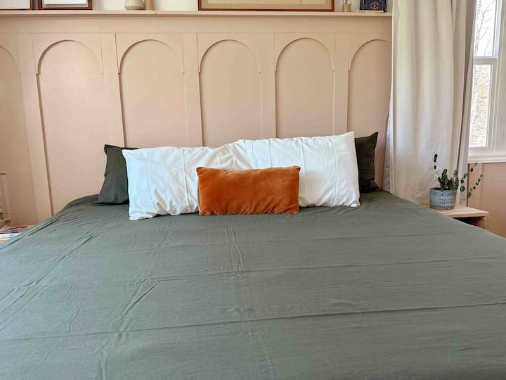 Chumba cha kulala cha kiwango cha juu kilicho na kitanda aina ya king na bafu