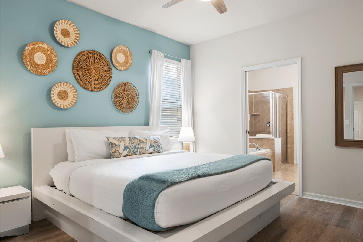 ผ่อนคลายและผ่อนคลายในห้องมาสเตอร์สวีทชั้นล่างที่สง่างามของเราพร้อมห้องน้ำส่วนตัวที่เหมาะสำหรับราชวงศ์