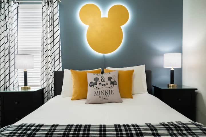 Sladké sny sú vyrobené z Mickeyho v tejto tematickej spálni s manželskou posteľou