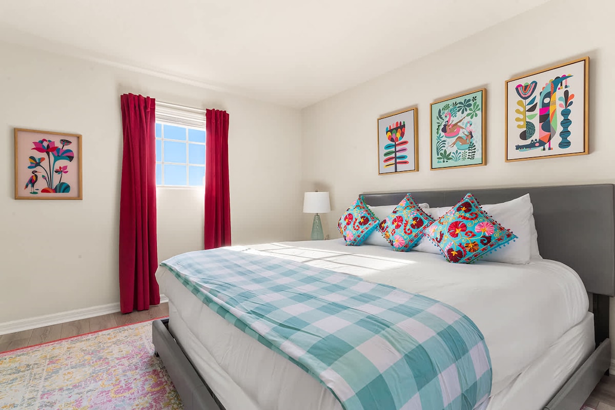 สตรีมรายการโปรดของคุณจากสมาร์ททีวีในห้องสวีทคิงมาสเตอร์ชั้นบนนี้