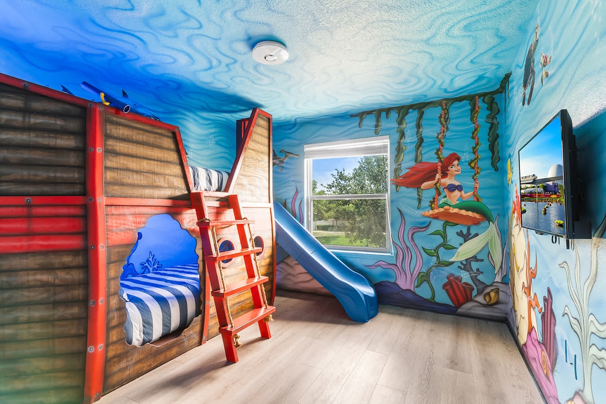 ห้องนอนธีมใต้ทะเลของเราจะพาคุณไปยังดินแดนมหัศจรรย์ใต้น้ำที่ซึ่งนางเงือกและเพื่อนปลากำลังรอความฝันของคุณอยู่!