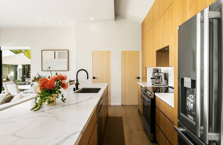 Zenice Beach Home – Sauna, Cold Plunge, Spa gallery image 3